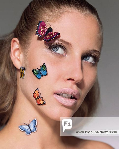 Frau mit Schmetterlingen im Gesicht