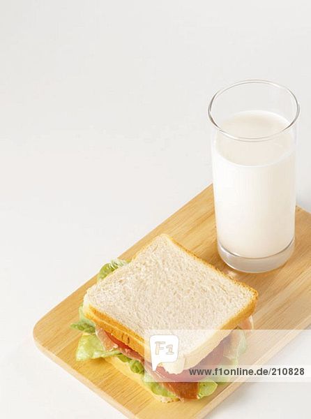 Schinkensandwich und ein Glas Milch
