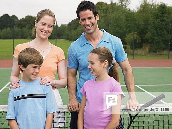 Familie auf dem Tennisplatz