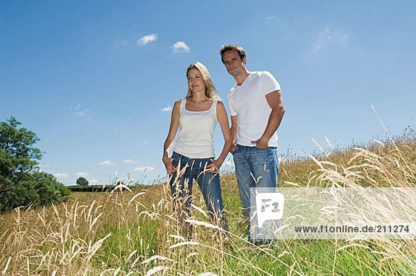 Paar auf einem Feld stehend