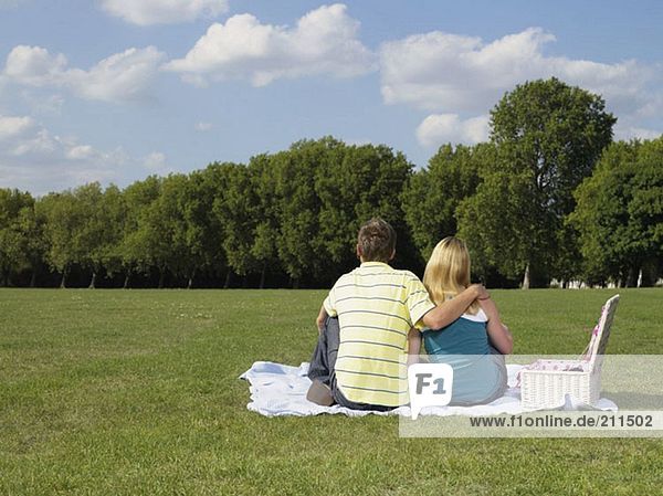 Junges Paar beim Picknick im Park