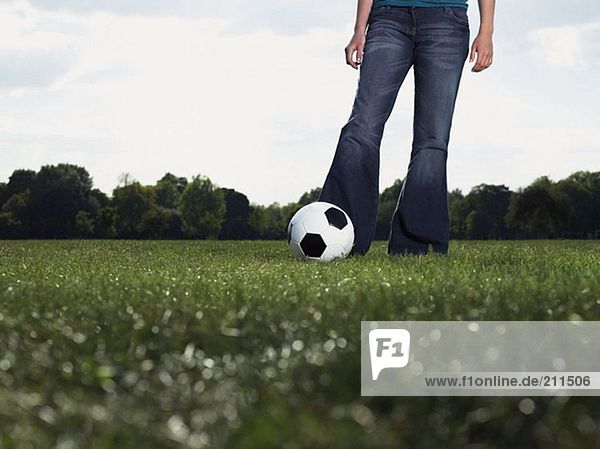 Junge Frau mit einem Fußball