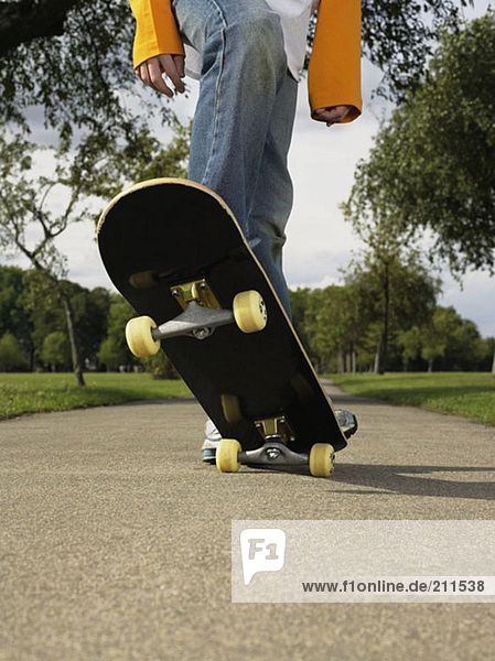Skateboarden in einem Park