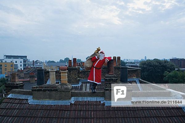 Weihnachtsmann auf einem Dach stehend