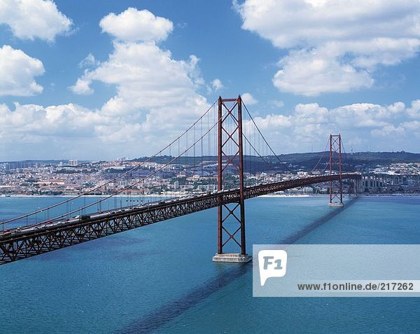 Hängebrücke über den Fluss  Ponte 25 De Abril  Tejo  Lissabon  Portugal