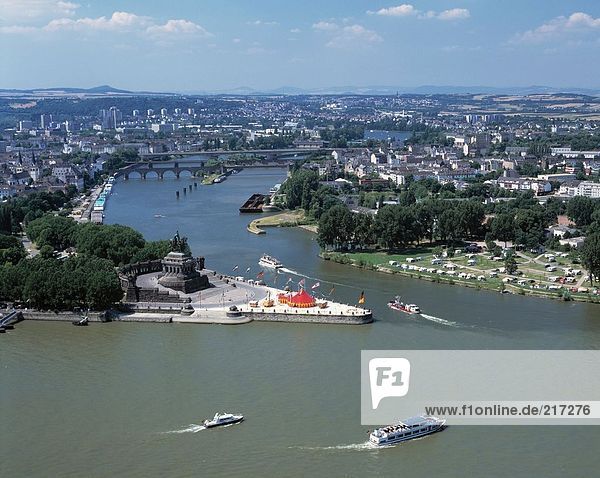 Luftbild von Booten im Fluss  Mosel  Koblenz  Rheinland-Pfalz  Deutschland