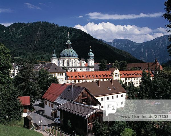 Gebäude der Stadt gegen Gebirge  Bayern  Deutschland
