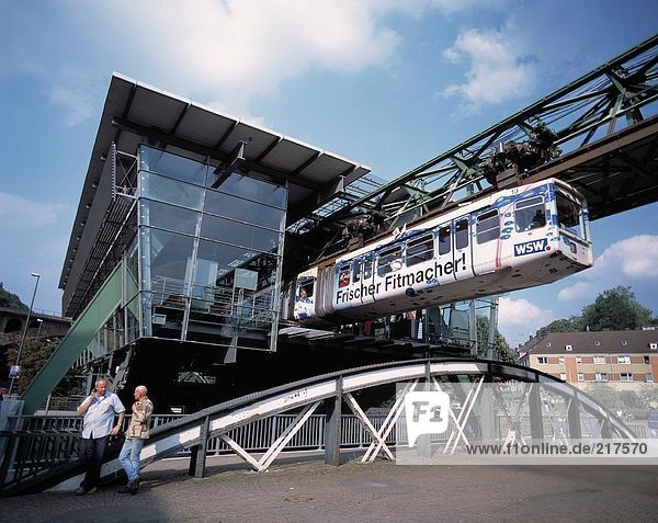 Aussetzung Monorail am Bahnhof Zoo Stadium  Wuppertal Schwebebahn  Wuppertal  Nordrhein-Westfalen  Deutschland