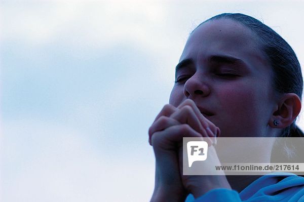 Nahaufnahme-Mädchen beten