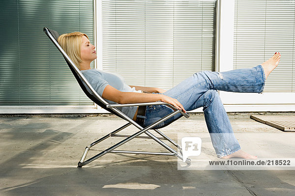 Frau entspannt im Liegestuhl