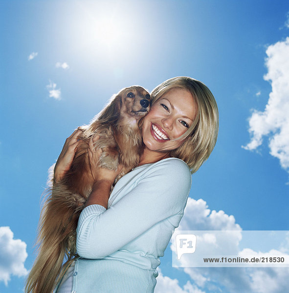Lächelnde Frau hält Haustier Hund