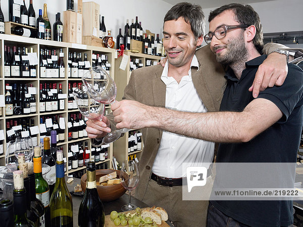 Zwei Männer bei der Weinprobe