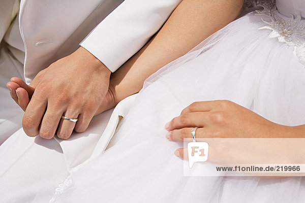 Hände von Braut und Bräutigam