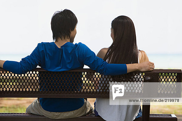 Paar auf Bank sitzend