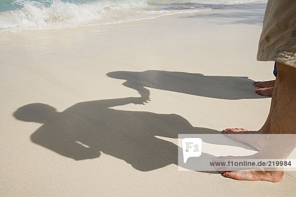 Schatten eines Paares am Strand