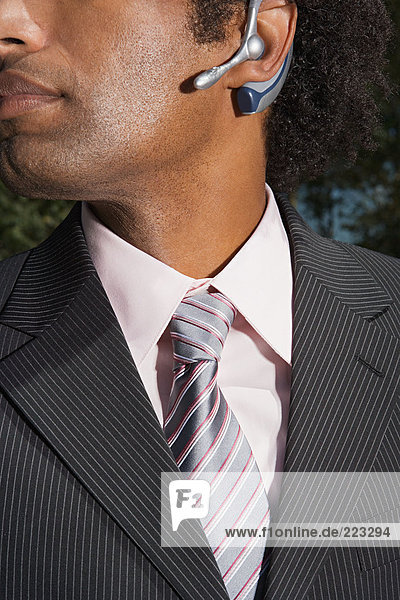 Geschäftsmann mit Bluetooth-Headset