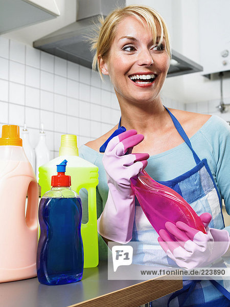 Hausfrau mit Reinigungsmitteln