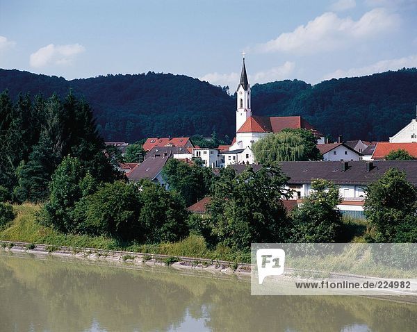 Kirche in einer Stadt im Flussseite  Marktl  Bayern  Deutschland