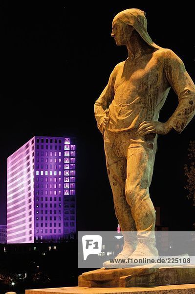 Statue von Mann Copan in der Nacht  Mainforum  Frankfurt am Main  Hessen  Deutschland