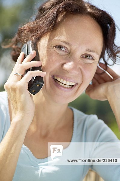Nahaufnahme Frau Gespräch auf Handy und lächelnd