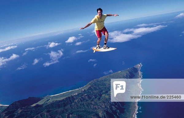 Mann mit Surfboard fliegen