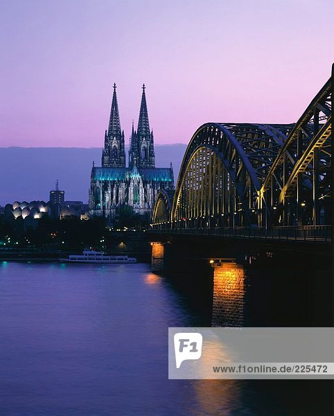 Eisenbahnbrücke über River bei Dämmerung  Hohenzollernbrücke  Köln  Deutschland