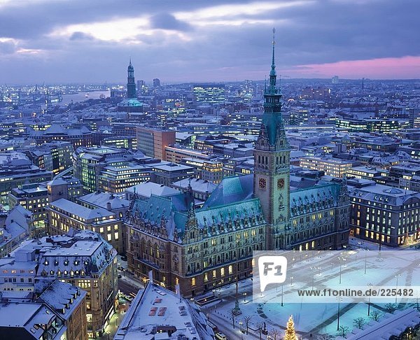 Kirche bedeckt mit Schnee in Stadt  St. Michaelis Kirche  Hamburg  Deutschland