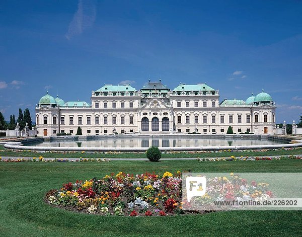 Garden and pond in front of palace  Belvedere Palace  Vienna  Austria