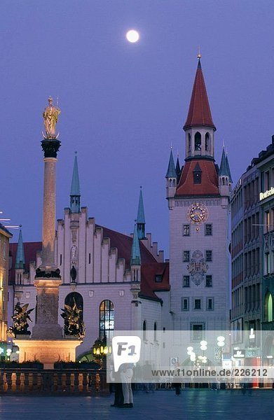 Monument leuchtet am Stadtplatz  Mary Column  Marienplatz  München  Deutschland