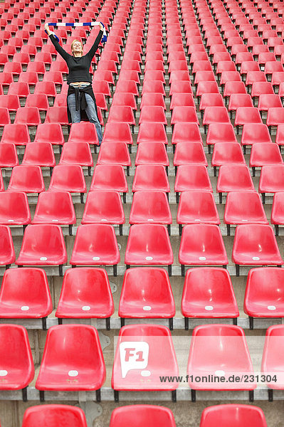 Weiblicher Fußballfan allein im Stadion