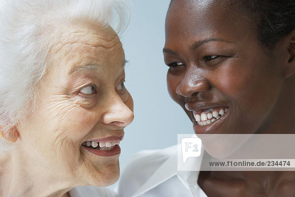 Kopfschuss von Seniorin und junger Frau