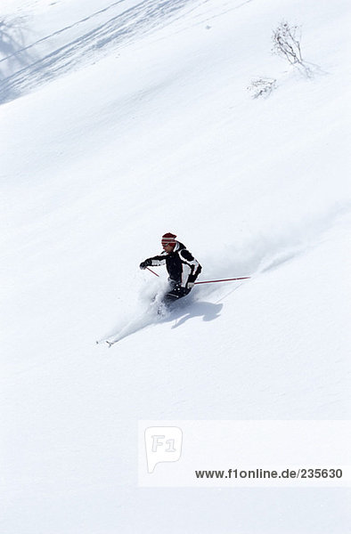 Mann beim Skifahren  erhöhte Aussicht