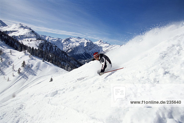 Skifahrer Abfahrt Alpen