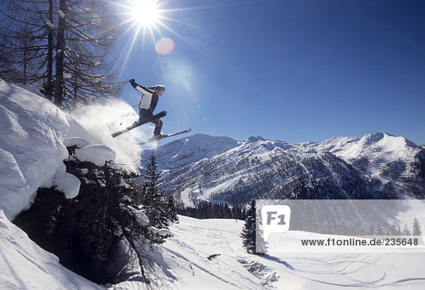 Skispringen in der Luft Tiefblick