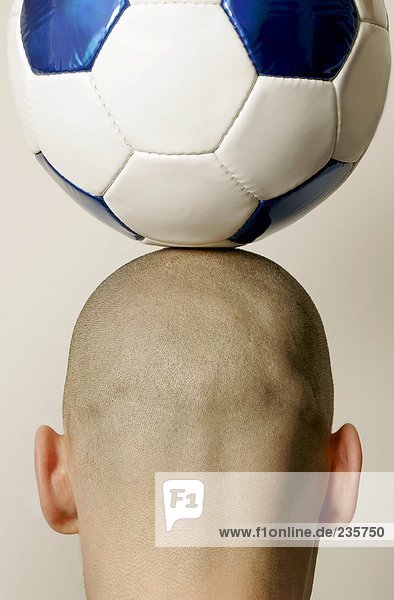 Mann mit Fußball auf dem Kopf  Rückansicht  Nahaufnahme