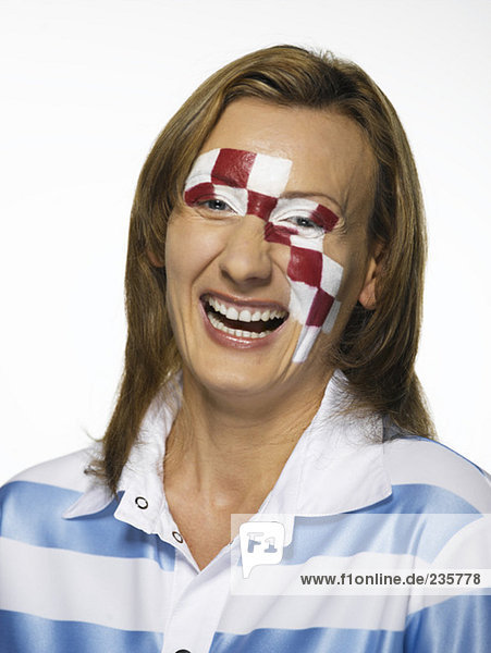 Fußballfan mit kroatischer Flagge auf Gesicht gemalt  lächelnd  Portrait