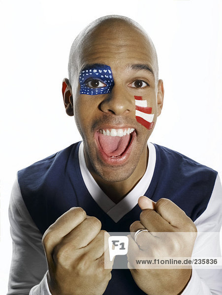 Mann mit USA-Flagge auf Gesicht gemalt