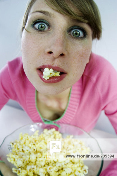 Junge Frau isst Popcorn  Portrait  erhöhte Ansicht