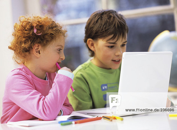 Junge und Mädchen (7-9) mit Laptop