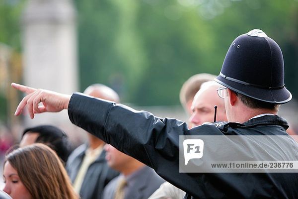 Policeman giving direction to tourists  London  England