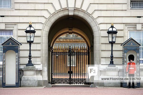 Palastwache am Post  Buckingham Palace  London  England