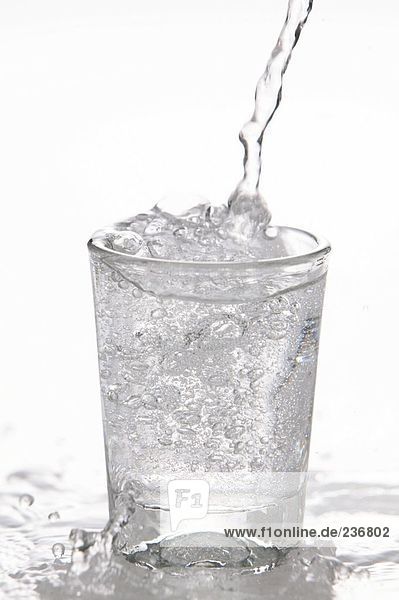 Nahaufnahme Wasser gegossen in Glas