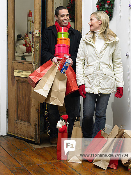 Paar kehrt vom Weihnachtseinkauf nach Hause zurück