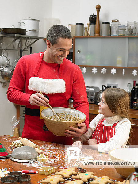 Vater und Tochter machen Kekse