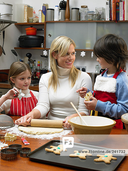 Mutter und Kinder machen Kekse