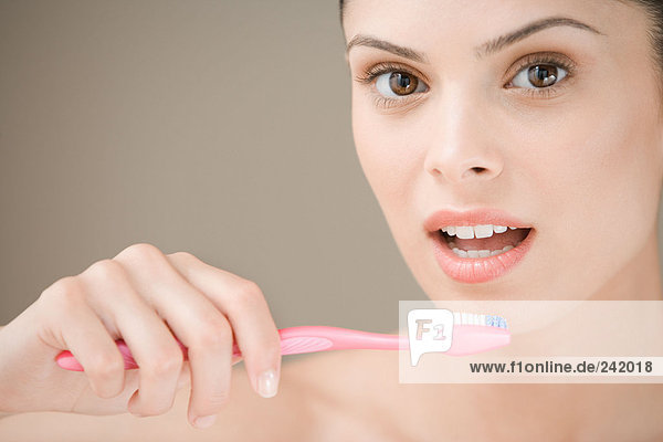 Junge Frau mit Zahnbürste