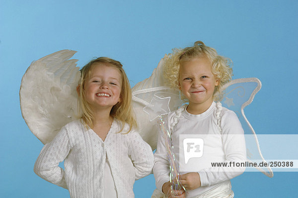 Mädchen (3-4) als Engel verkleidet