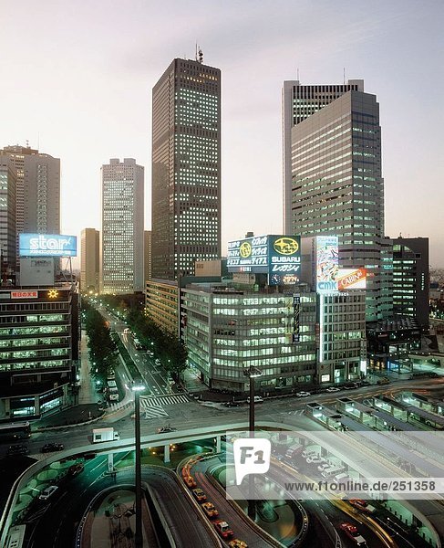 10168456 Business Viertel Dämmerung Dämmerung Japan Asien Panorama Shinjuku Tokyo Wolkenkratzer Block der Wohnungen Hochhaus bui