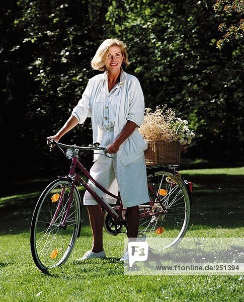 Portrait Frau reifer Erwachsene reife Erwachsene Sommer Fahrrad Rad Fahrrad fahren