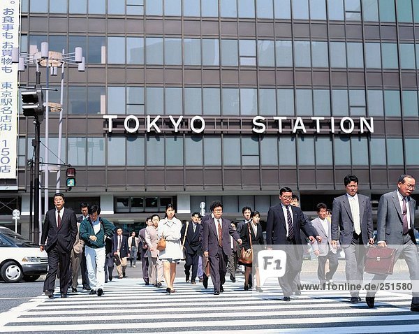 10269785  außerhalb  Autos  Autos  Bahnhof  Japan  Asien  Leben  Person  Fußgänger  Passanten  Tokio  Zebrastreifen
